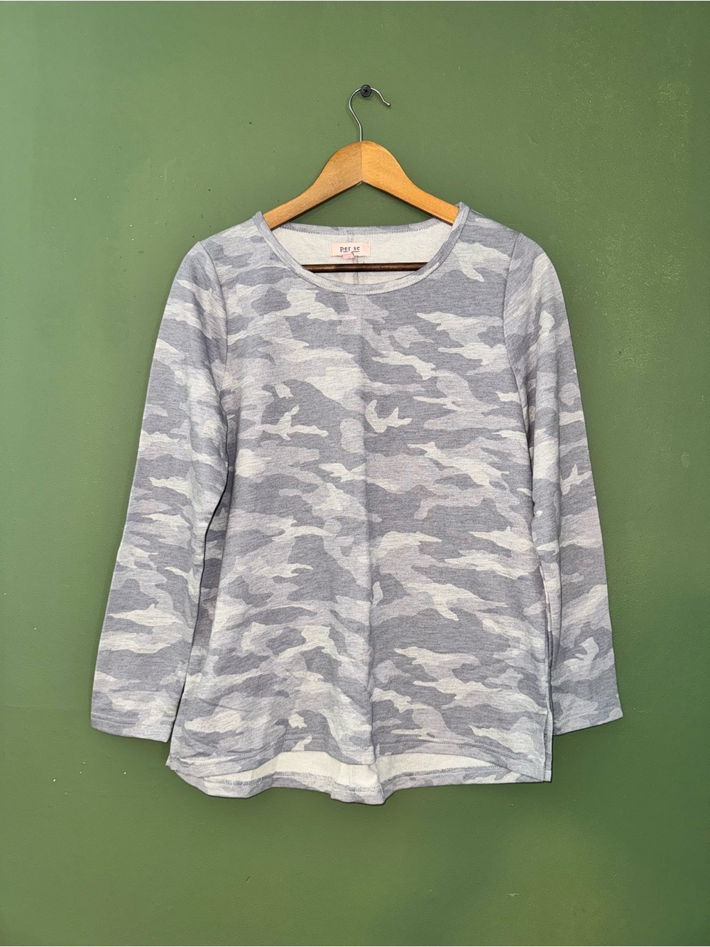 Per Se Women’s Long Sleeve Gray Camo Top Size M